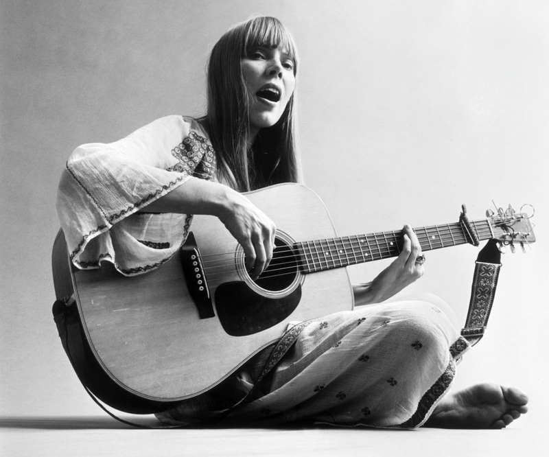 Joni Mitchell | Getty Images Photo by Jack Robinson/Hulton Archive