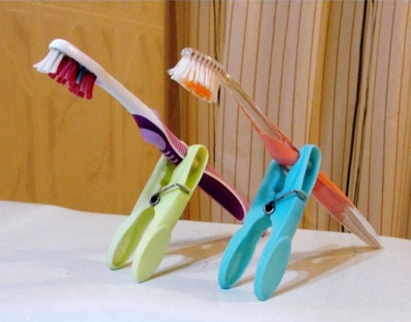 Peg Down Your Toothbrush | Instagram/@girlshacks13