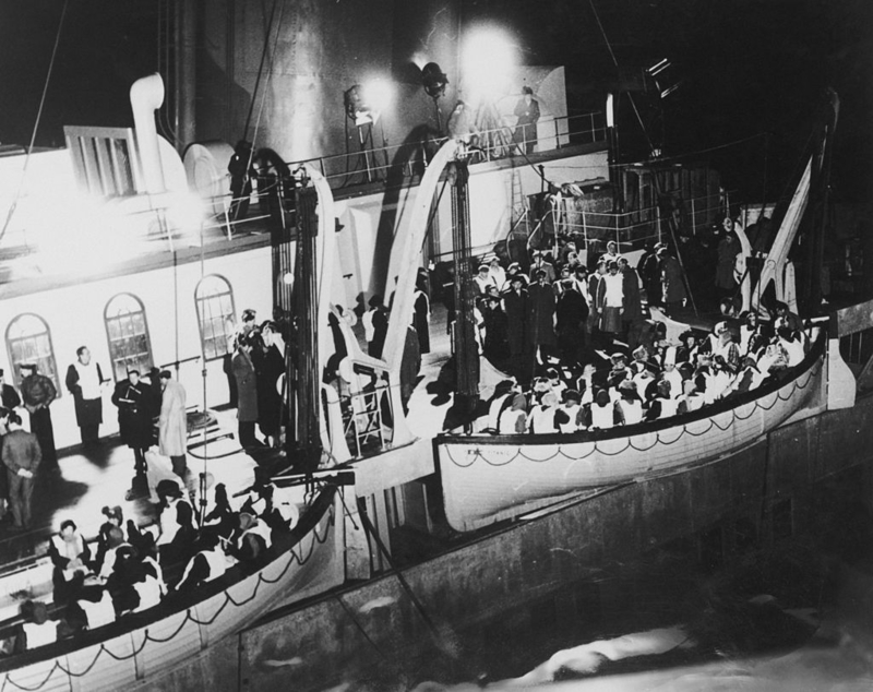 Men Disguised as Women to Get on a Lifeboat | Getty Images Photo by John Pratt/Keystone Features/Hulton Archive