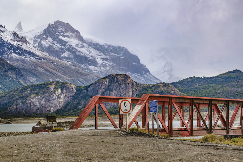 Puente del Rio Electrico, Argentinien | Shutterstock Photo by DFLC Prints