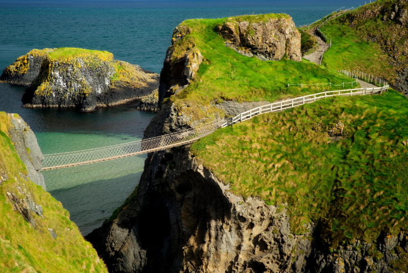 Die Hängebrücke Carrick-a-Rede in Nordirland | Alamy Stock Photo by Dennis Frates 