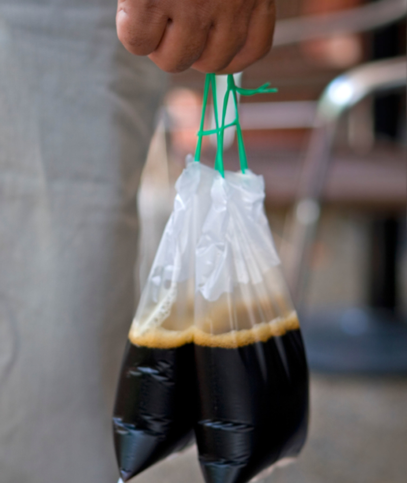 Kann ich eine Tüte Kaffee haben, bitte? | Alamy Stock Photo by Andy Selinger