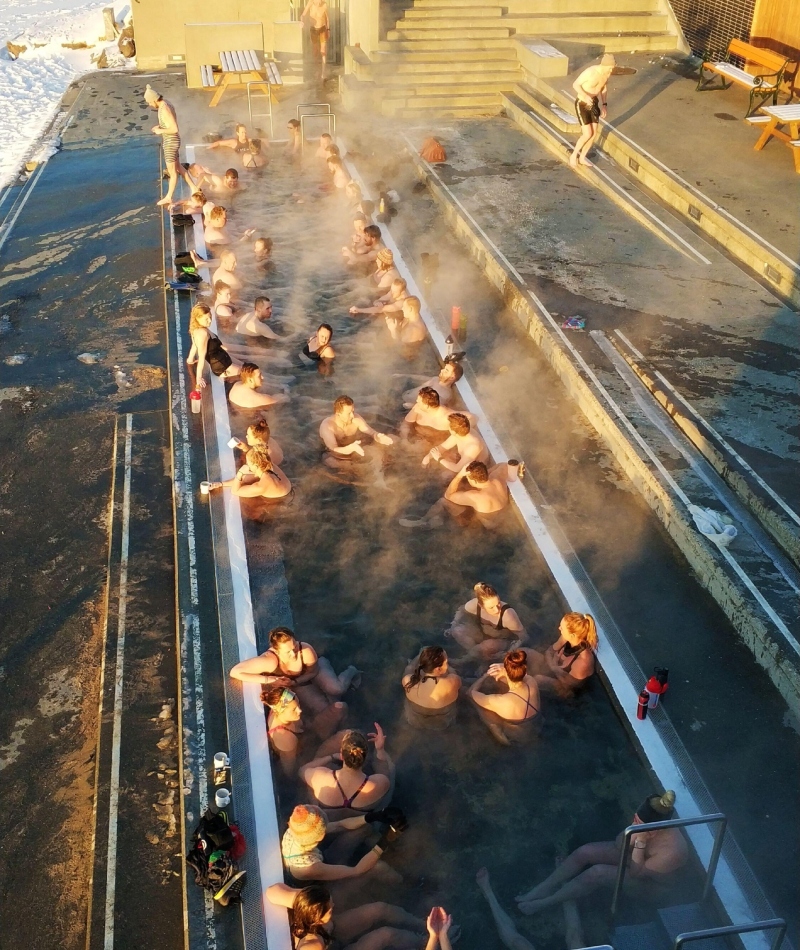 Isländer schwimmen im Winter | Alamy Stock Photo by Kateryna Kukota