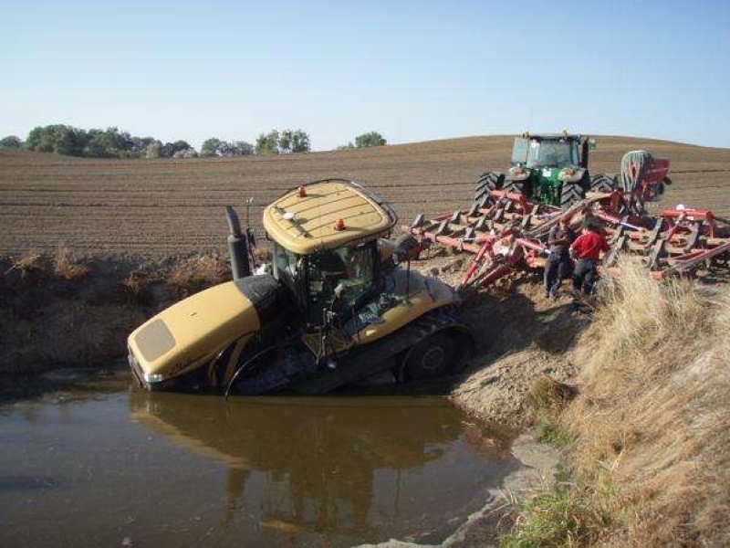 Fishing a Tractor | Photo by izismile.com