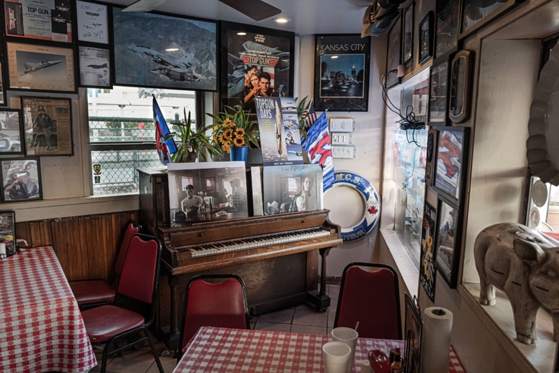 Die Top Gun Bar | Alamy Stock Photo by Luca DAddezio