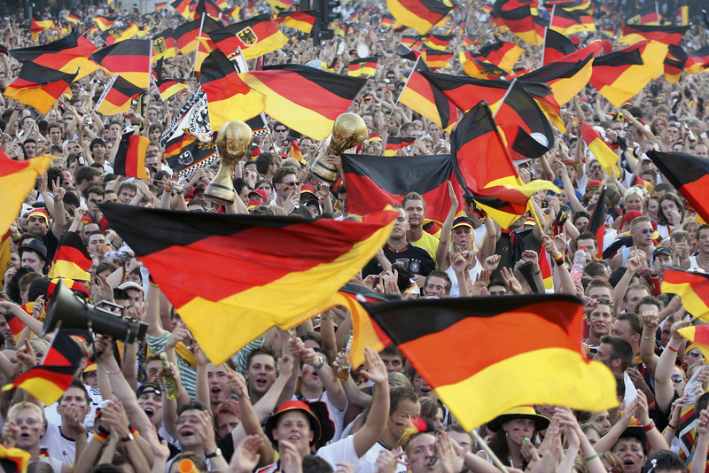 So viele Fahnen! | Alamy Stock Photo by Agencja Fotograficzna Caro/Ponizak