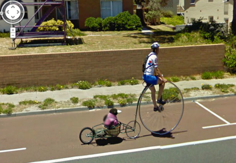 Ein Mann auf einem Hochrad… Abschleppen eines Pinguins | Imgur.com/rhH2YrU via Google Street View