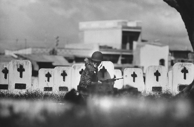 Soldat findet Vietcong-Versteck | Getty Images Photo by John Olson