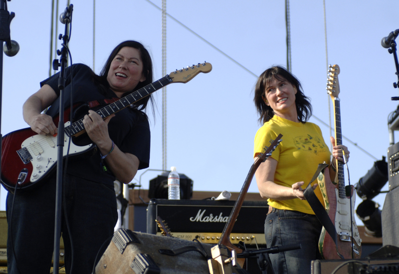 Kelley und Kim Deal | Getty Images Photo by Tim Mosenfelder