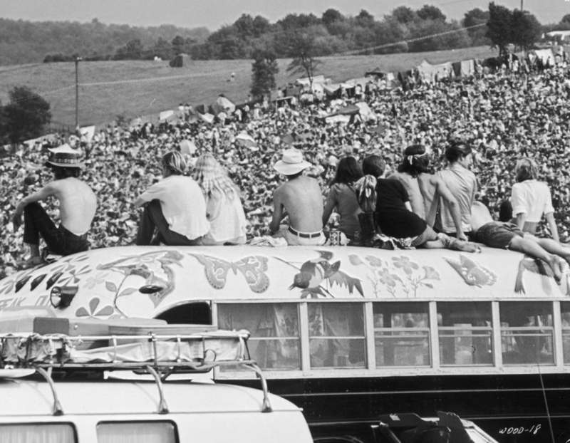 Eine Bühne und eine Menschenmenge, die man aus jedem Blickwinkel beobachten konnte | Getty Images Photo by Archive Photos