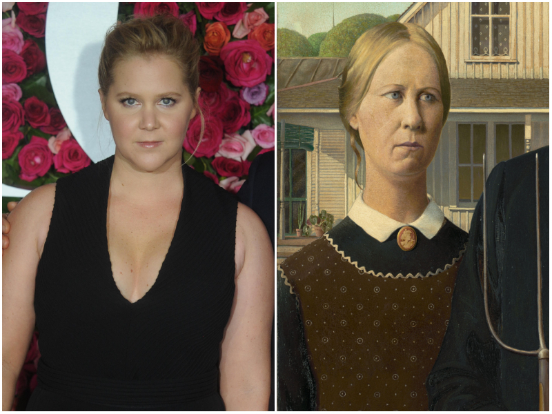 Amy Schumer und „American Gothic“ von Grant Wood | Alamy Stock Photo by Storms Media Group/Hoo-Me/SMG & Pictorial Press Ltd