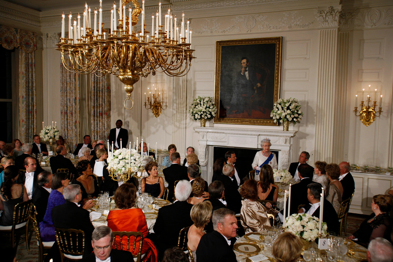 Gäste können den Tisch vor dem Monarchen verlassen | Alamy Stock Photo by MediaPunch Inc