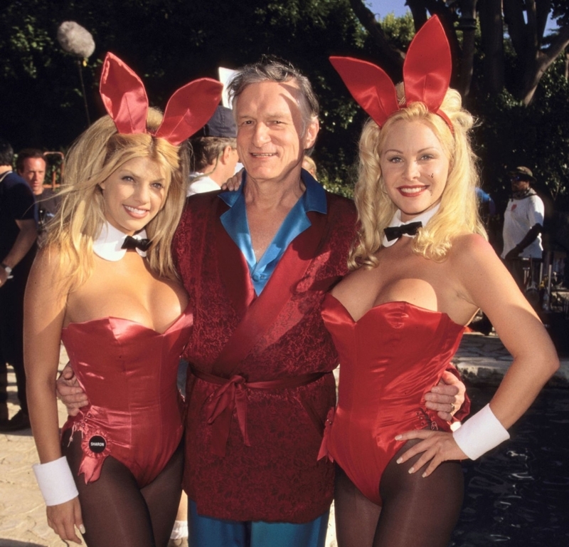 Hugh Hefner mit den Playboy ‘Bunnies’ Penny Marshall und Carrie Fisher | Getty Images Photo by SGranitz/WireImage