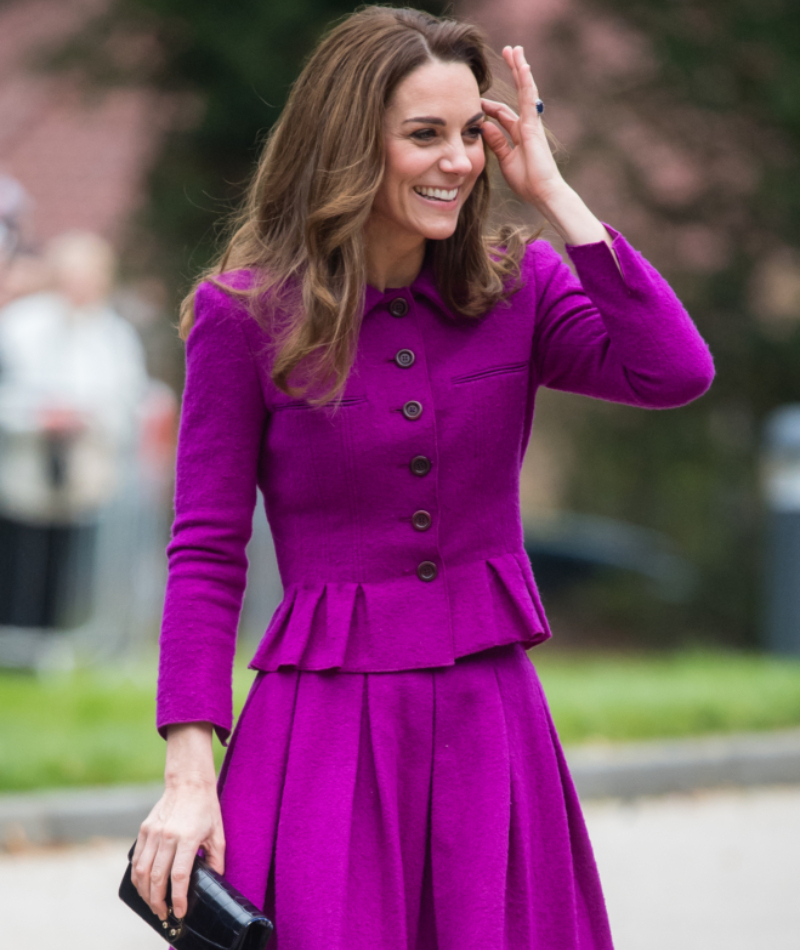 Traje con falda magenta de Oscar de la Renta – Noviembre 2019 | Getty Images Photo by Samir Hussein/WireImage