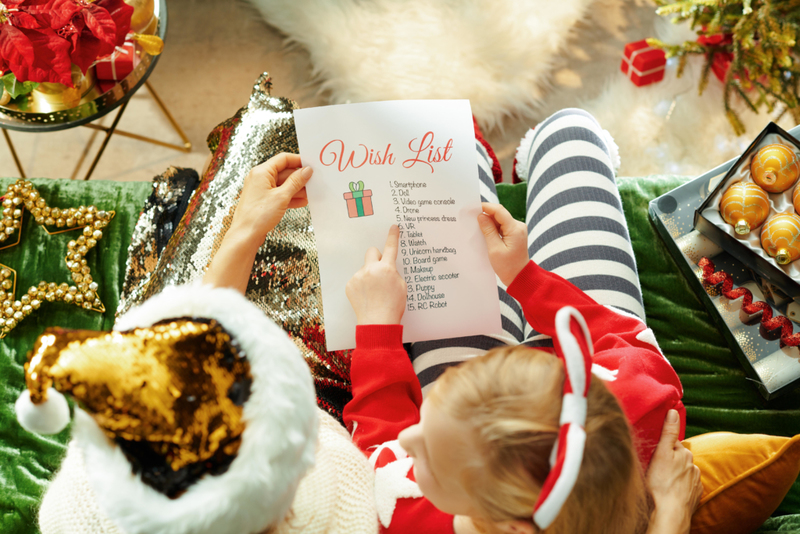 Lista de chequeo de regalos para niños | Alamy Stock Photo