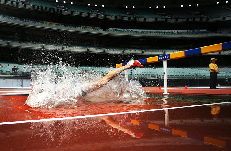 Se supone que debes saltar sobre ellos, no arrastrarte por debajo. | Getty Images Photo by The AGE/Fairfax Media