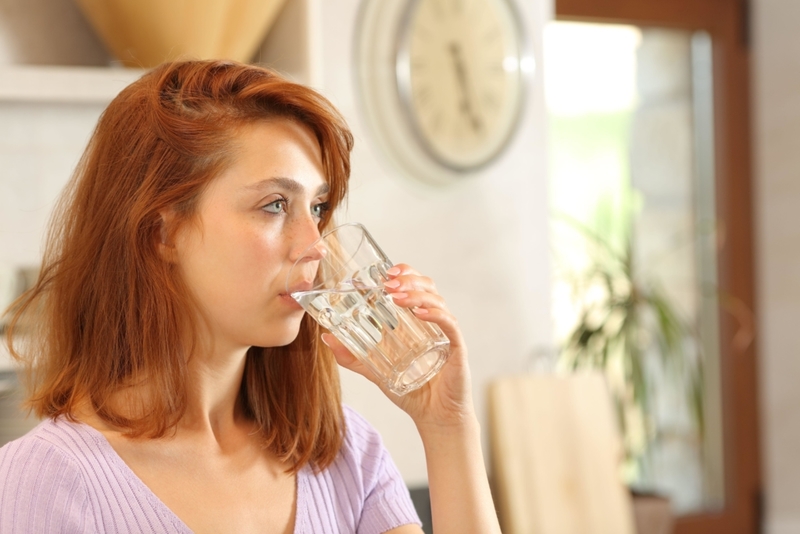 Beber agua del grifo | Alamy Stock Photo