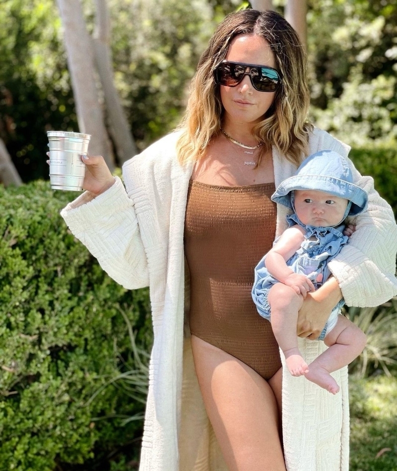 Ashley Tisdale es una mamá multitarea | Instagram/@ashleytisdale