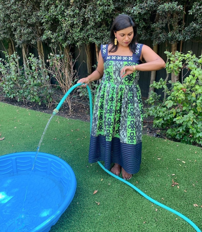 Mindy Kaling y su maternidad en la piscina | Instagram/@mindykaling