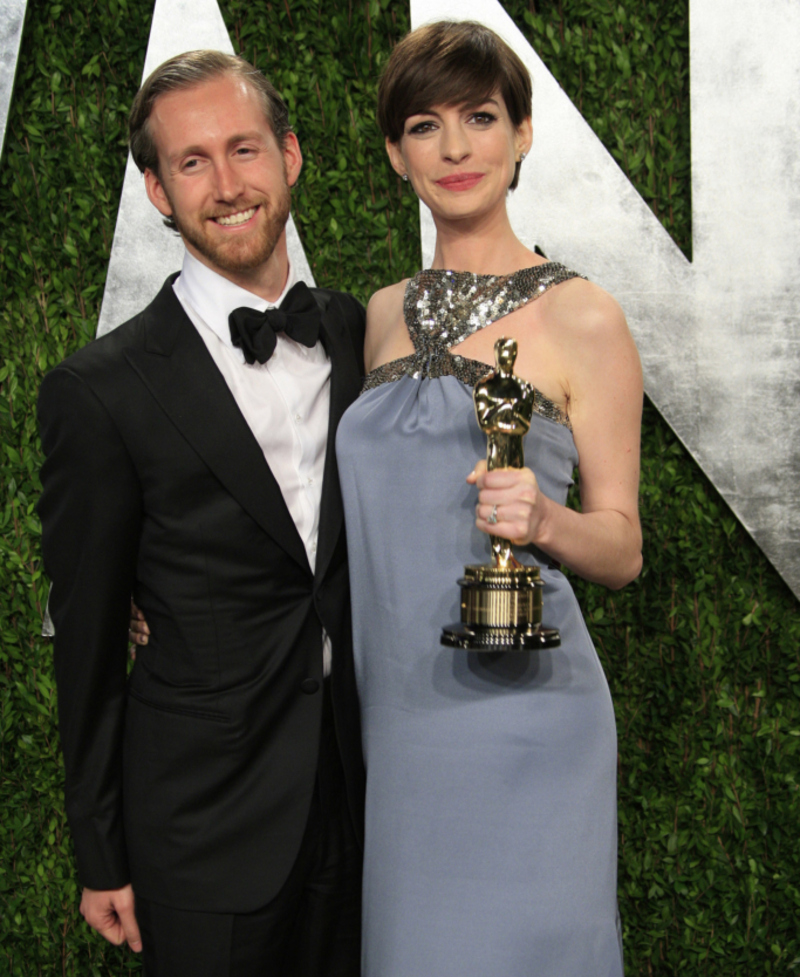 Anne Hathaway y Adam Shulman | Joe Seer/Shutterstock