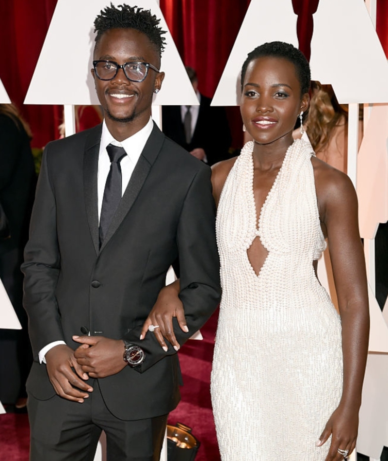 Lupita Nyong'o con su hermano Peter | Getty Images Photo by Jeff Kravitz