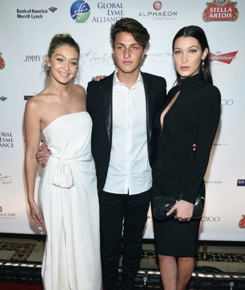 Gigi y Bella Hadid con su hermano Anwar | Getty Images Photo by Dimitrios Kambouris/Global Lyme Alliance