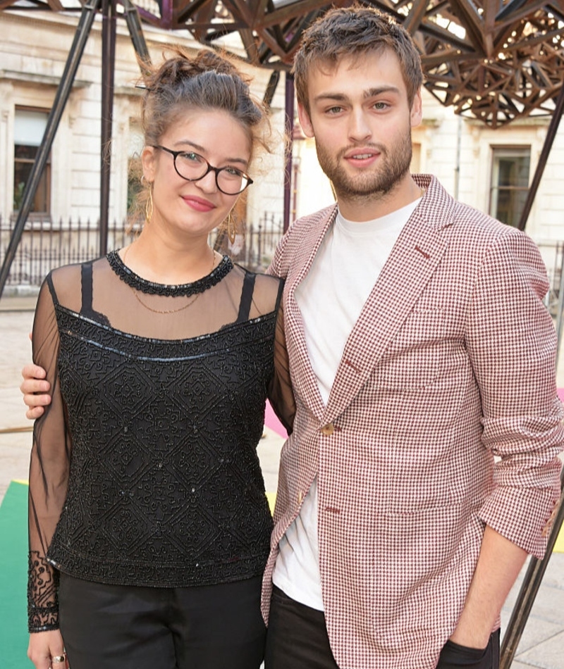 Douglas Booth con su hermana Abigail | Getty Images Photo by David M. Benett