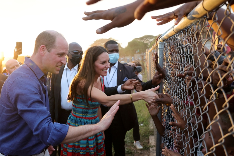 Handshake Rules for the Public | Alamy Stock Photo by Chris Jackson/Pool