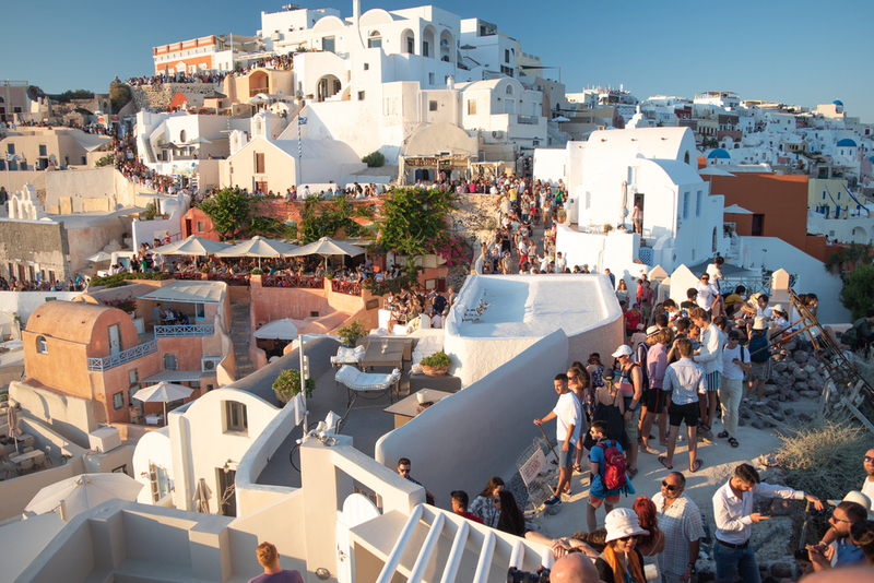 La isla de Santorini tiene sus altibajos | Shutterstock Photo by Grumpy Cow Studios