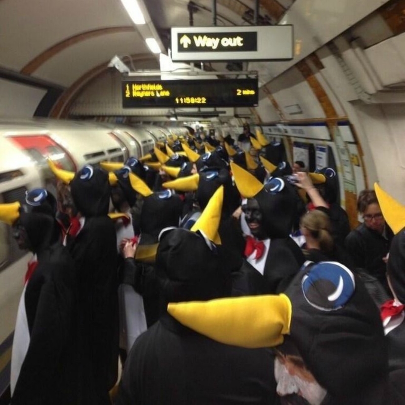 El metro se ve raro hoy | Twitter/@james_fielden