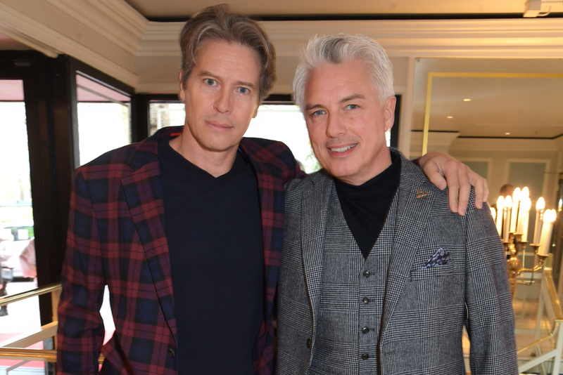 Scott Gill y John Barrowman | Getty Images Photo by David M. Benett