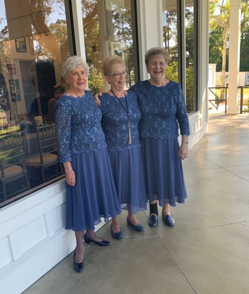 Bridesmaid Trio | Twitter/@aacampisi