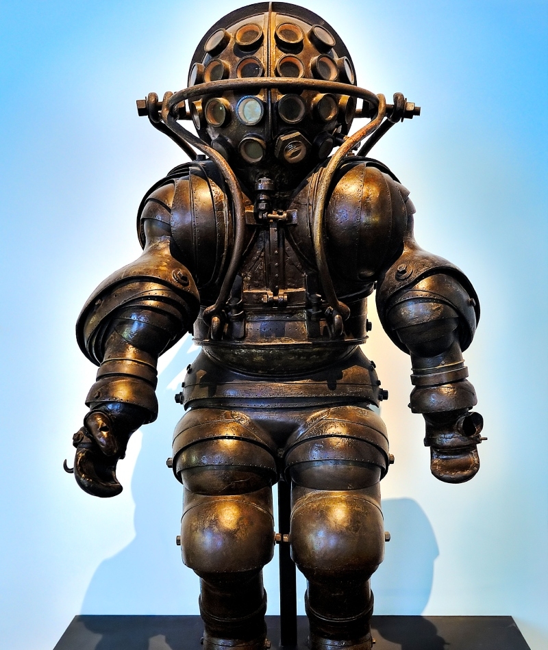 Prototipo de traje de buceo, original de 1882 | Alamy Stock Photo by Didier ZYLBERYNG 