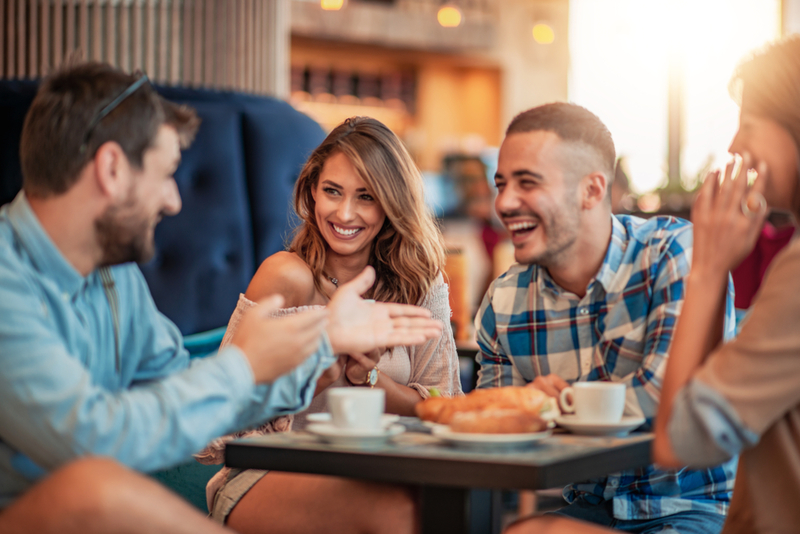 Você Fala Muito Alto em Restaurantes | Shutterstock Photo by Ivanko80