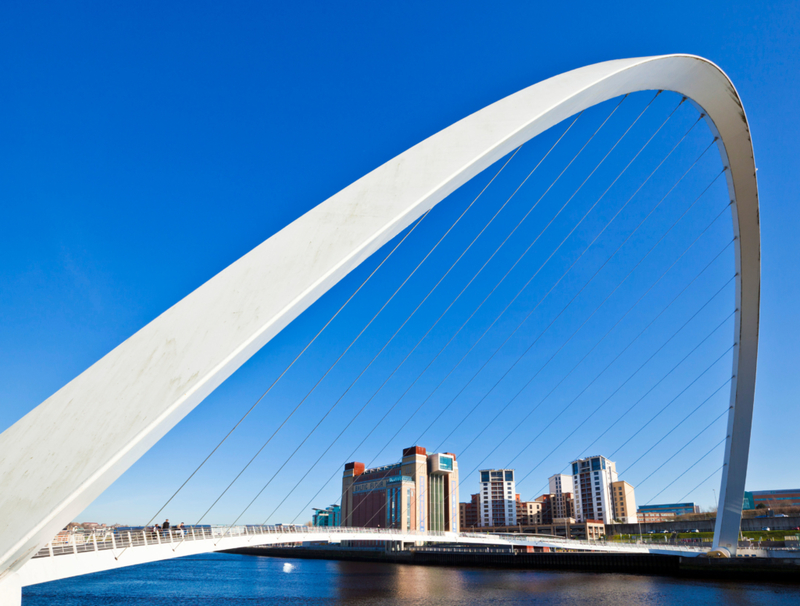 Gateshead Millennium Bridge, Inglaterra | Alamy Stock Photo by eye35.pix 