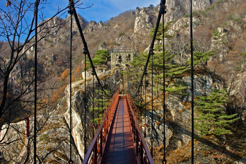 Daedunsan Mountain Suspension Bridge, Coreia do Sul | Alamy Stock Photo by Michele Burgess 