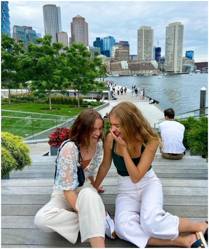 Mulheres de Boston | Instagram/@camrynlewis