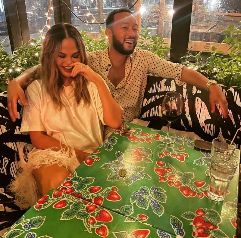 O Ciclo de Perdas e Lutas com a Sobriedade | Instagram/@chrissyteigen