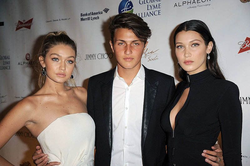  Gigi, Bella y Anwar Hadid | Getty Images Photo By Chance Yeh/Contributor