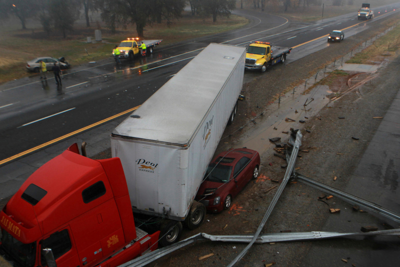 ACIDENTE NA ESTRADA | Alamy Stock Photo by Redding Record Searchlight/ZUMAPRESS