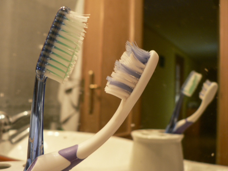 Remover Sujeiras Das Escovas De Dente | Getty Images Photo by Carlos Ciudad Photography