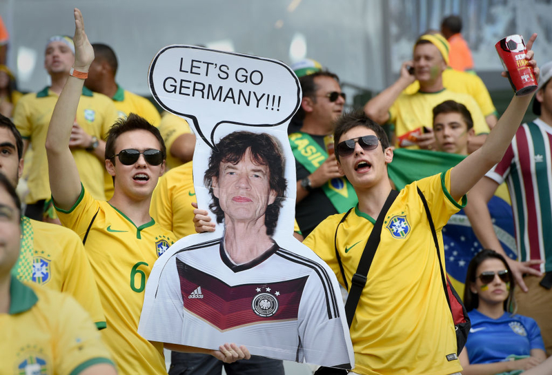 Suspensórios, Canecas E Dançando Como Mick Jagger | Getty Images Photo by Marcus Brandt/picture alliance 