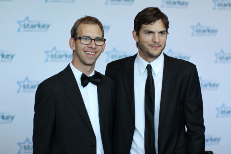 Ashton Kutcher e Michael Kutcher | Getty Images Photo by Adam Bettcher