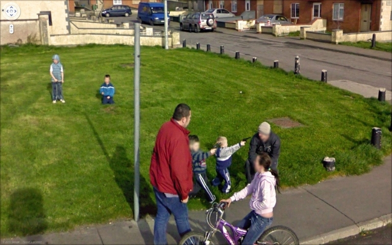 Toddlers Pulling Off An Armed Robbery | Imgur.com/VxvjC via Google Street View