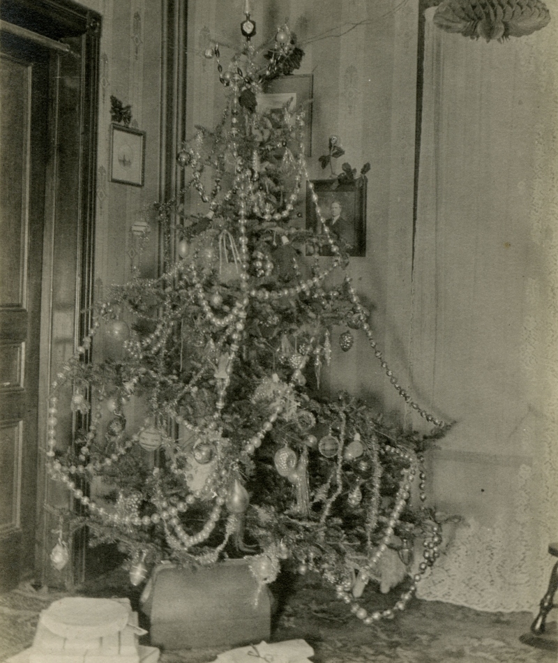 A Victorian Christmas Tree | Alamy Stock Photo