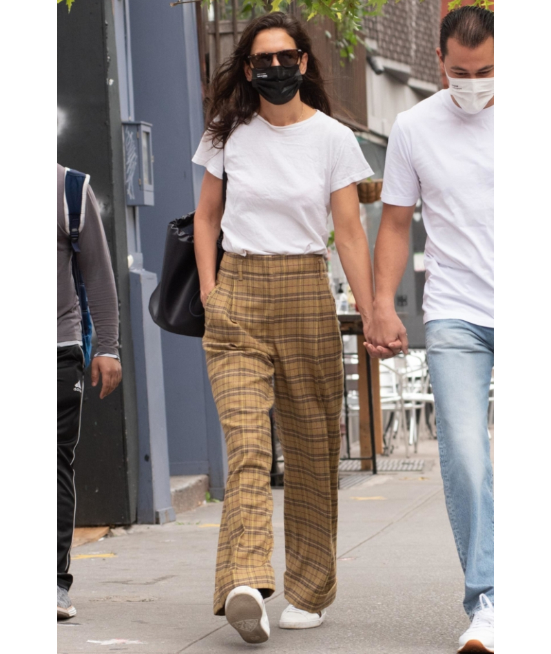 New York Mustard Trousers | Alamy Stock Photo by INSTAR Images LLC 