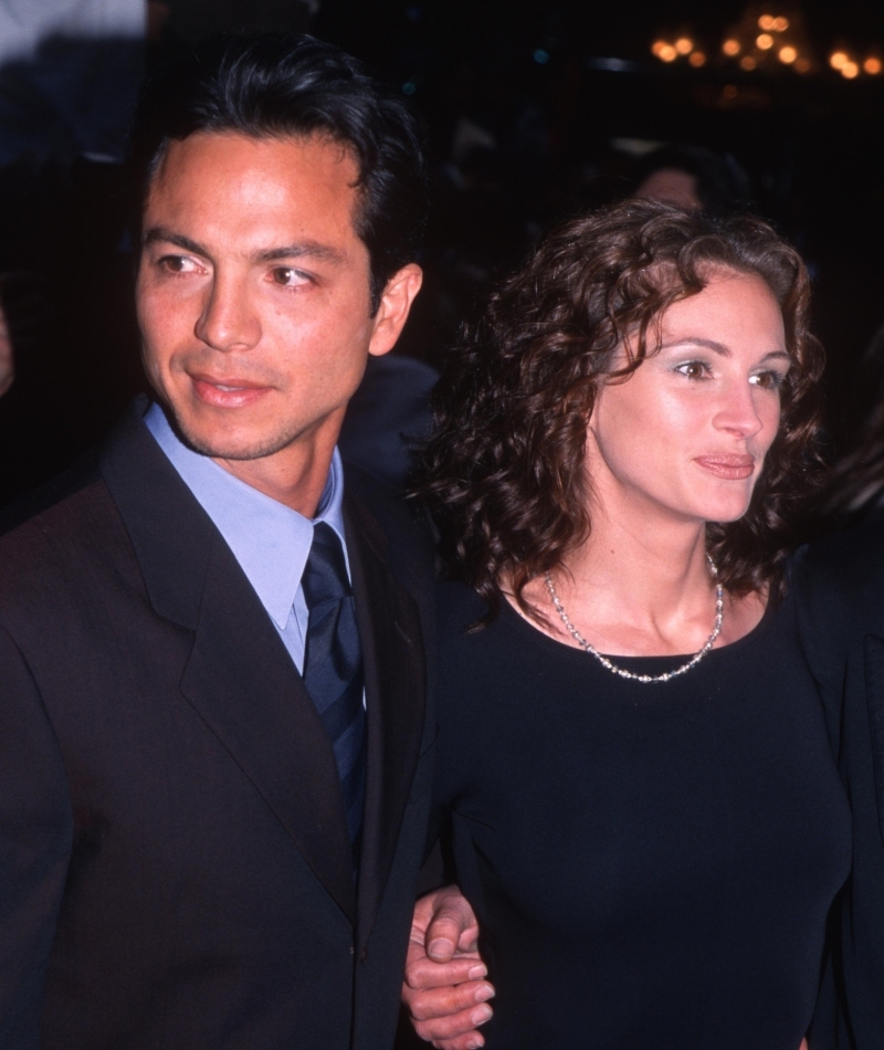 Julia Roberts and Benjamin Bratt | Alamy Stock Photo by John Barrett/PHOTOlink.net/CelebrityArchaeology