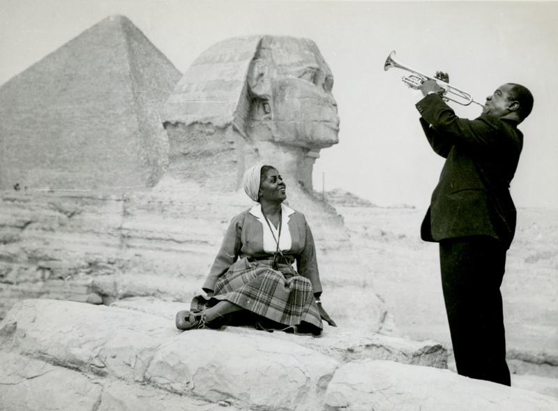 Louis Armstrong Serenades His Wife Lucille Wilson – The Pyramids of Giza, 1961 | Alamy Stock Photo by MARKA